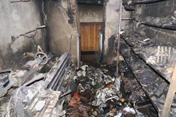 Požár dvou místností v suterénu rodinného domu. Majitel domku se nadýchal zplodin hoření.